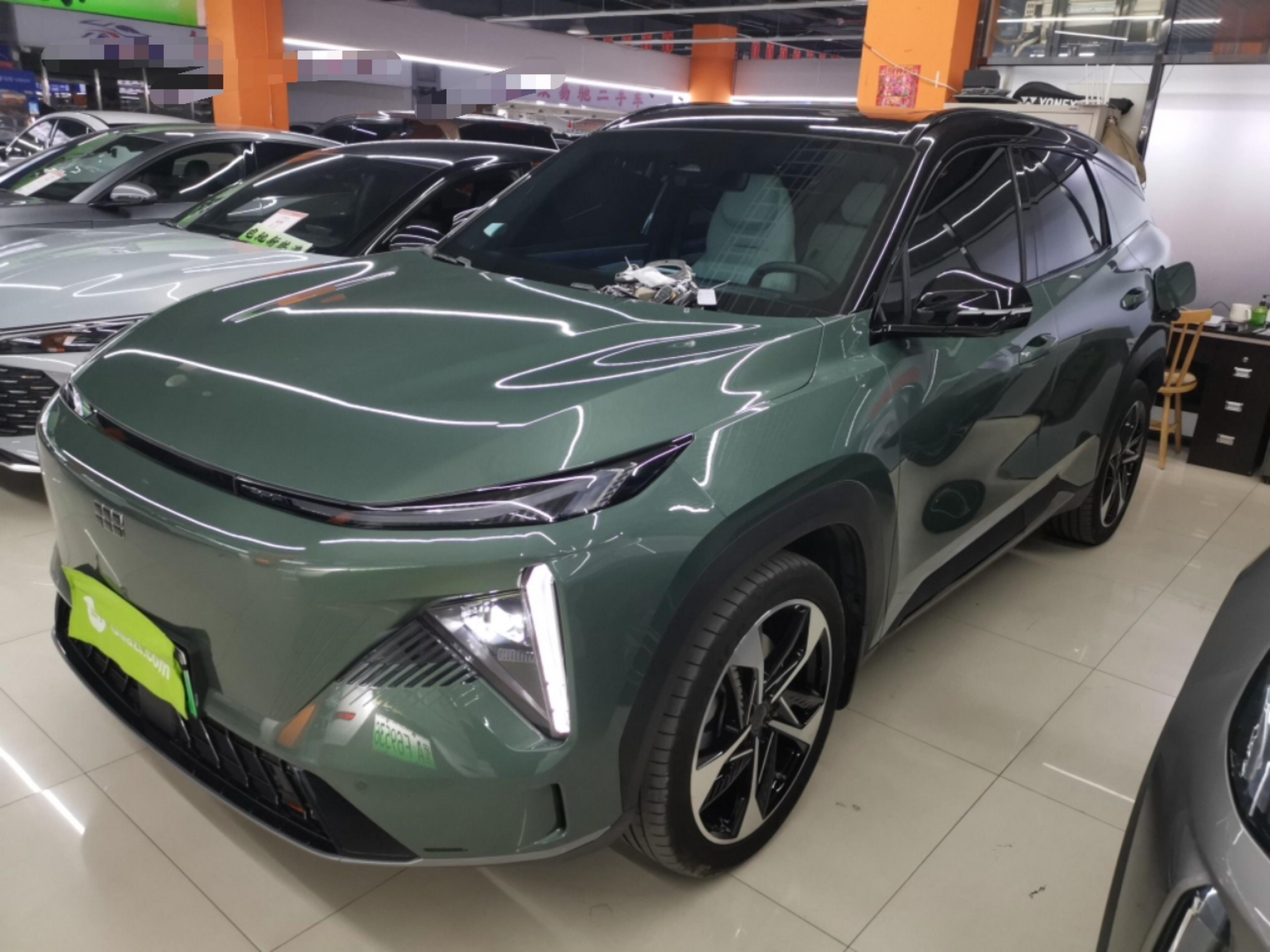 تحت مقدمة السيارة