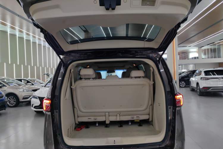 Used Buick GL8 2023 Facelifted Land Cruiser Executive Luxury Version
