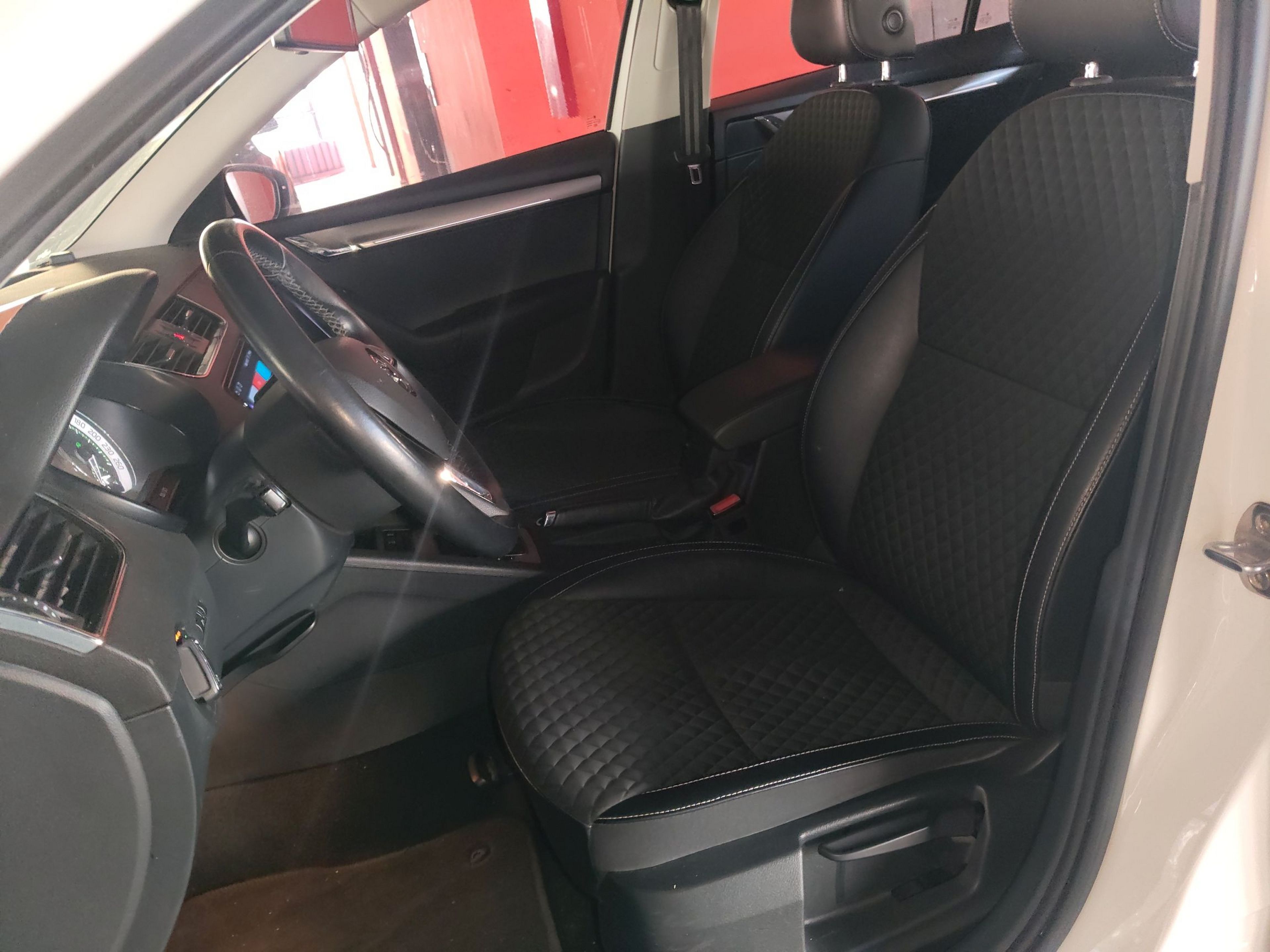 Переднее сиденье в автомобиле