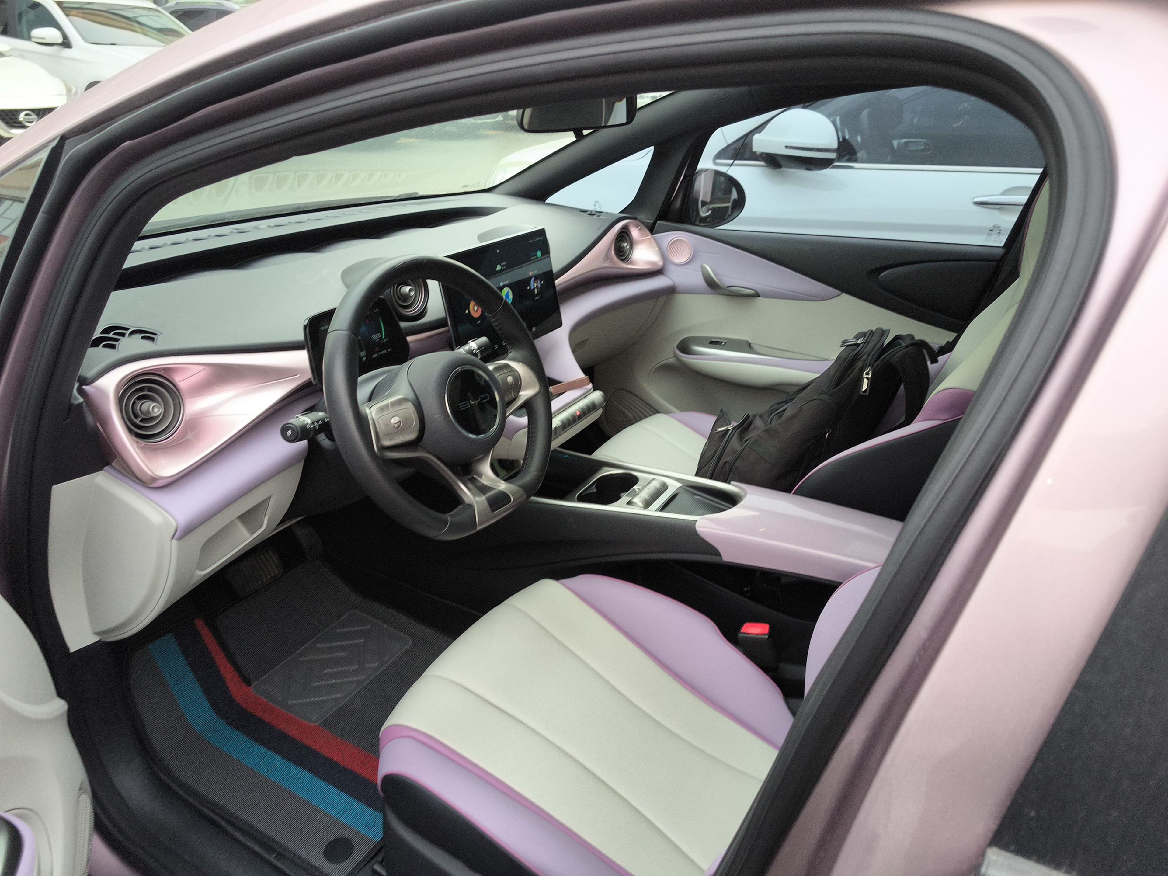 المقاعد الأمامية داخل السيارة