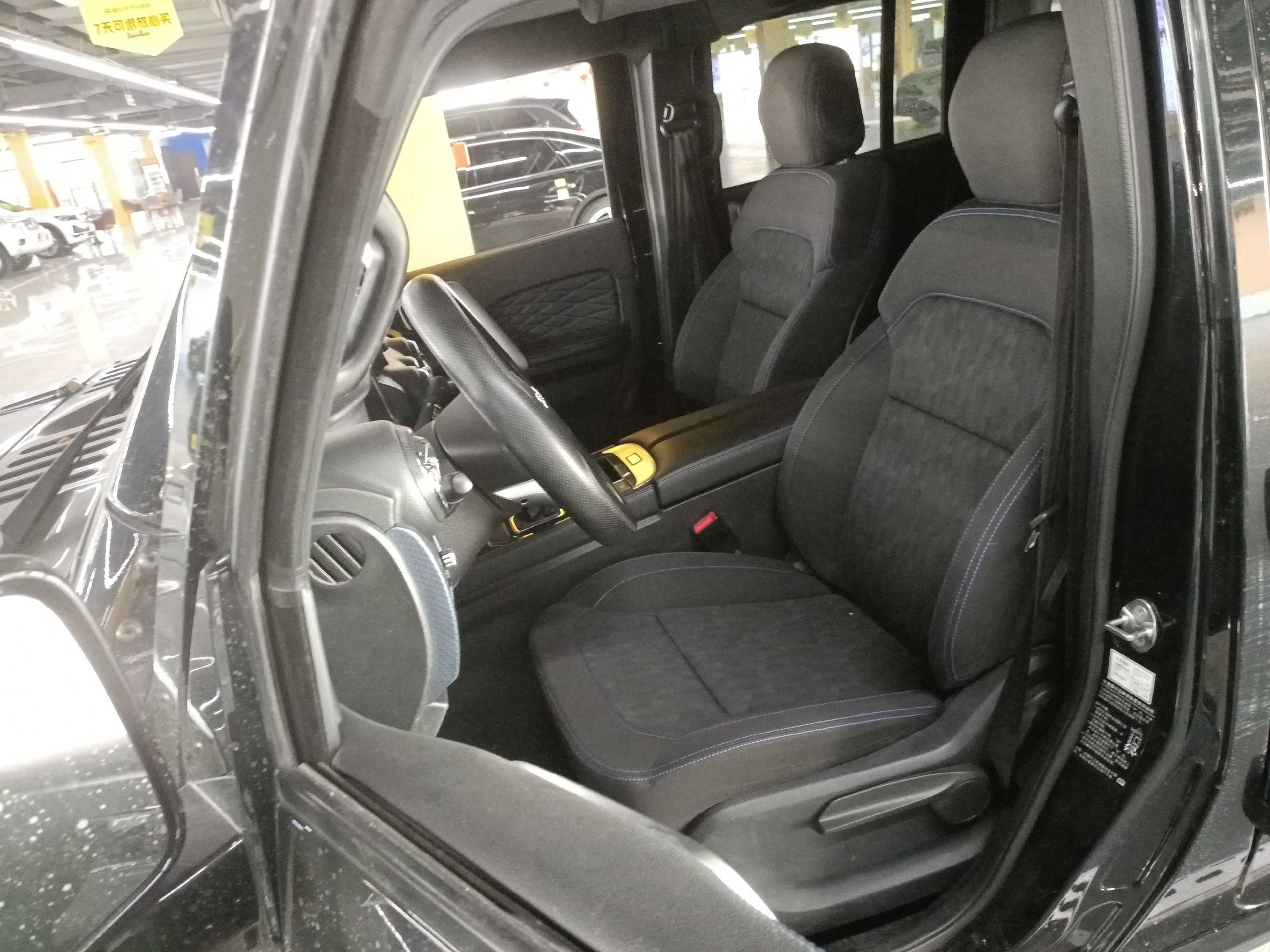 المقاعد الأمامية داخل السيارة