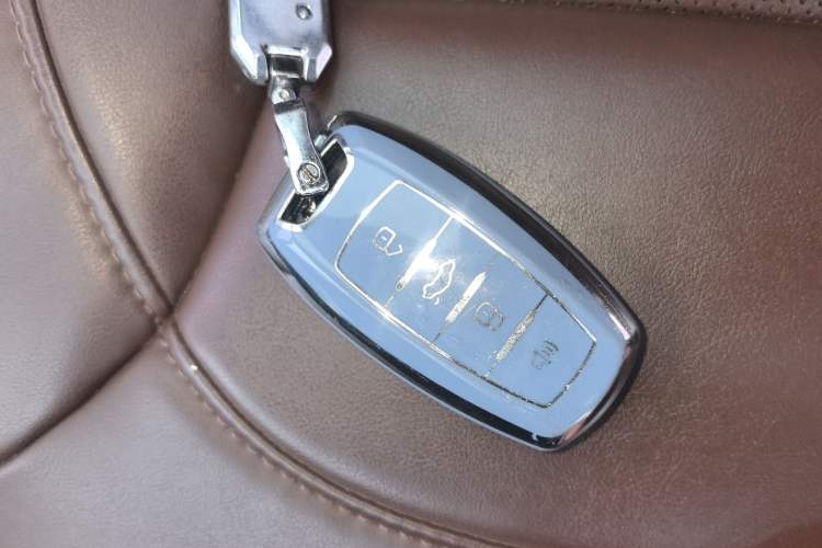 Used Haval H8 2017 2.0T Gasoline Two-Wheel Drive Smart Edition
