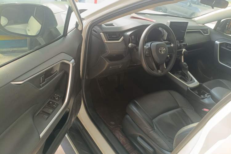 Used Toyota Wildlander 2022 Updated Version 2.0L CVT Two-Wheel Drive Leading Edition
