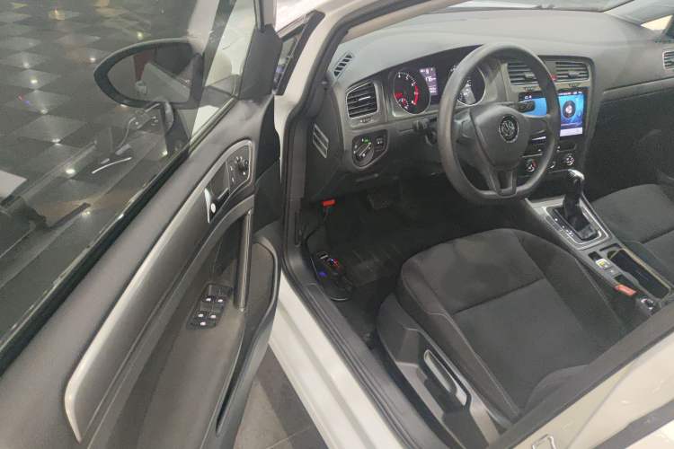 Used Volkswagen Golf 2016 1.6L Automatic Fashion Model
