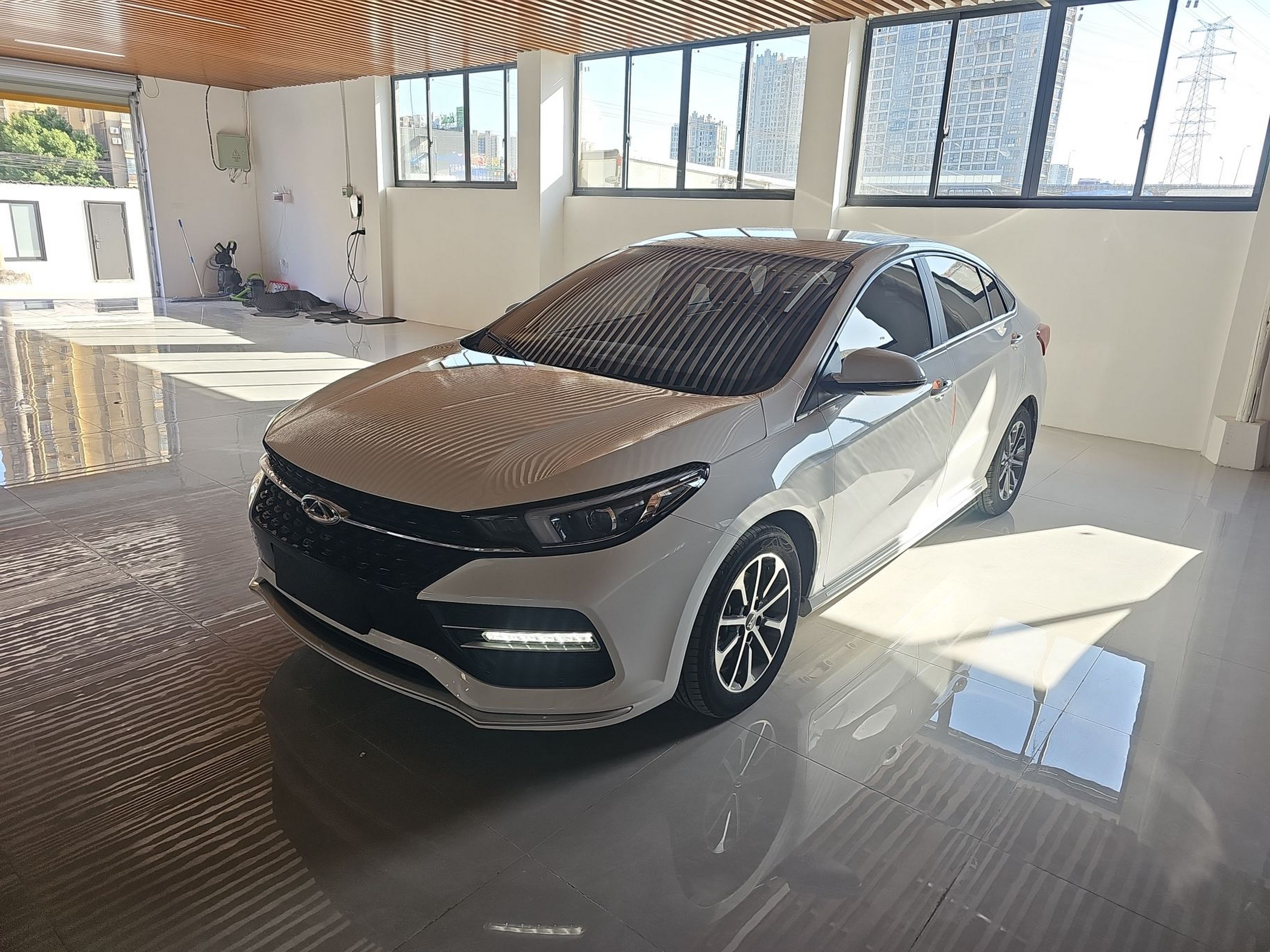 تحت مقدمة السيارة