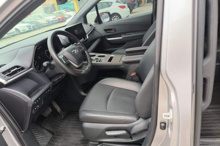 Used Toyota Granvia 2024 2.5L Hybrid Luxury Edition