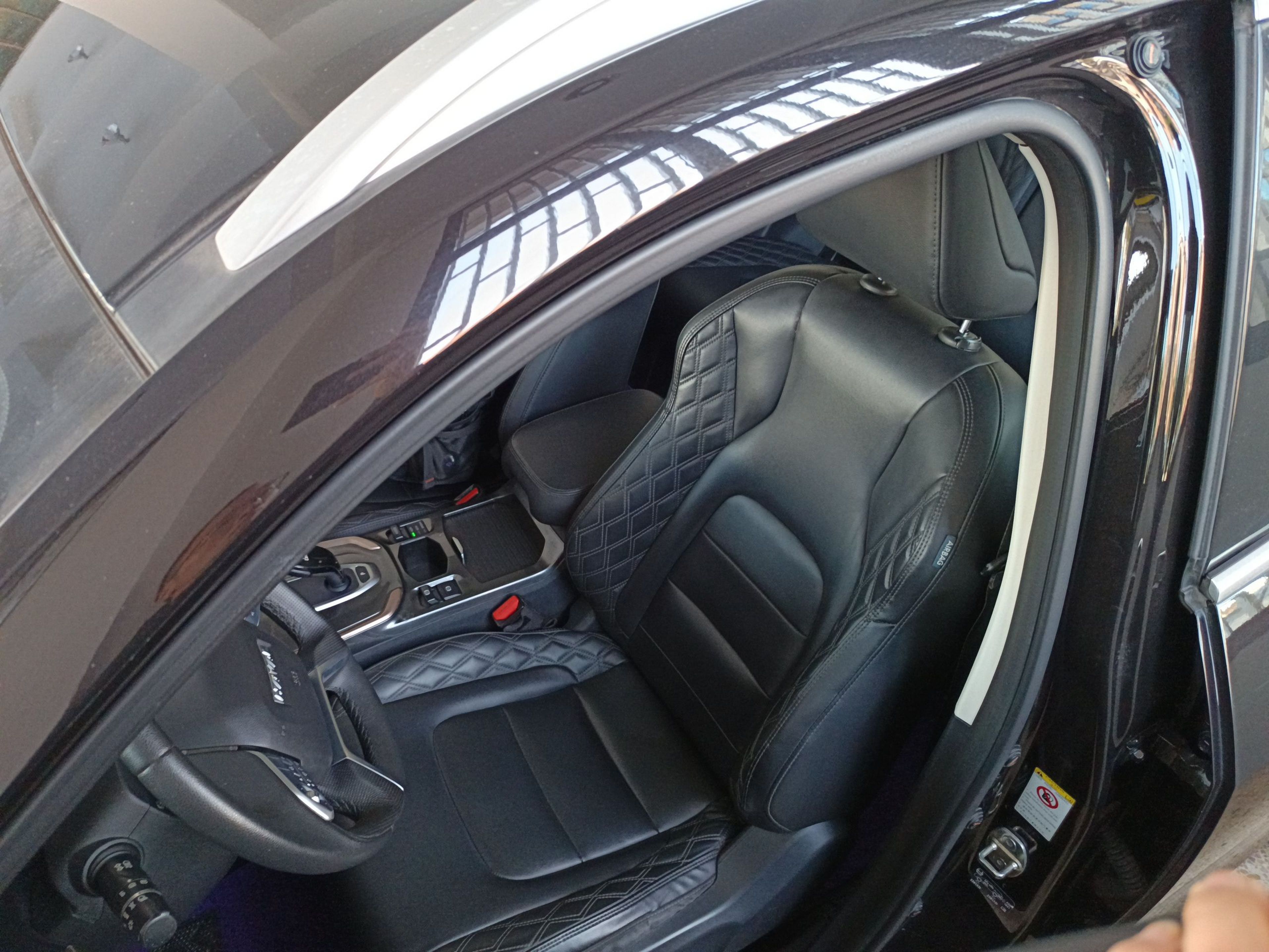 المقاعد الأمامية داخل السيارة