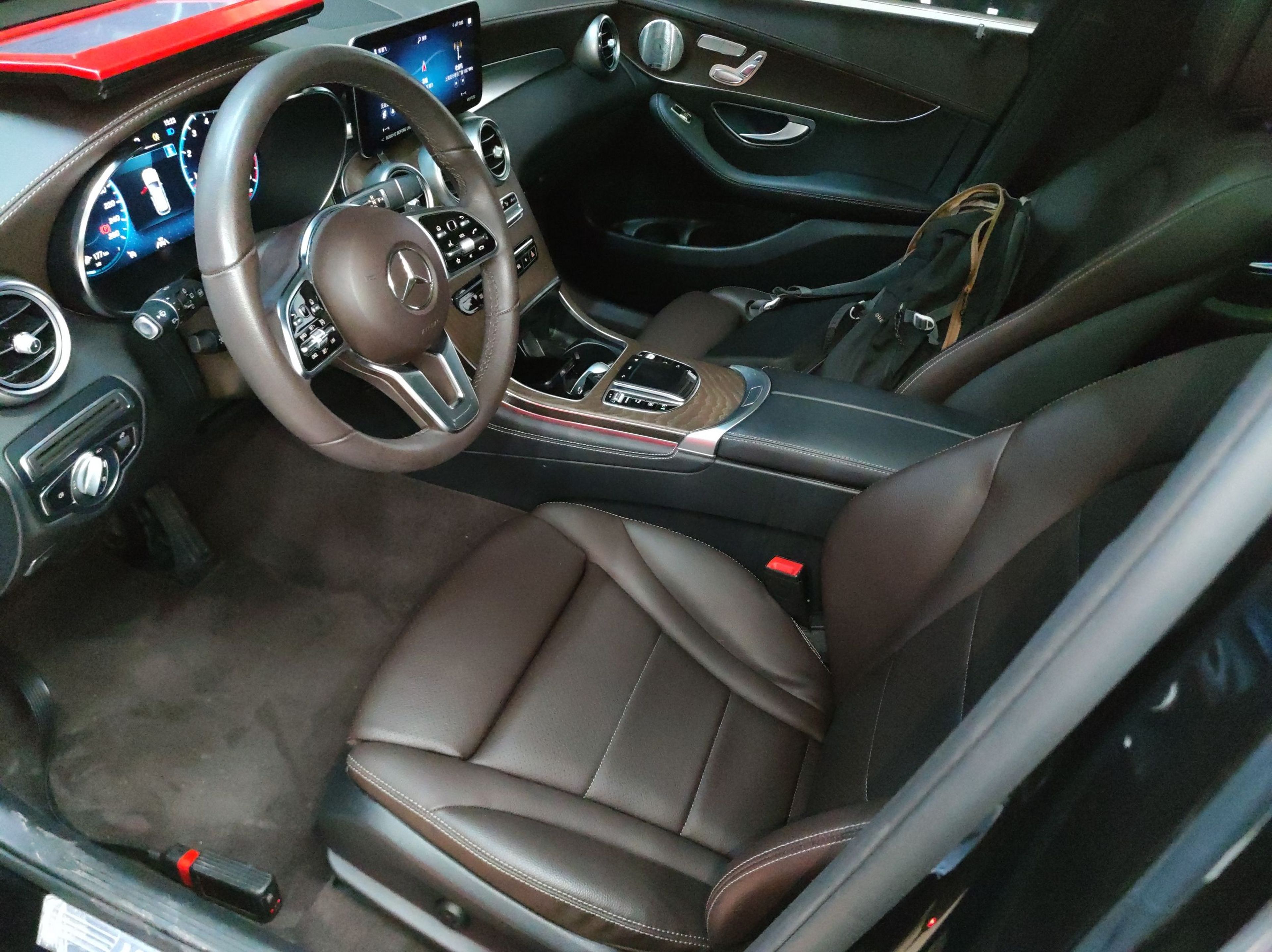 Переднее сиденье в автомобиле