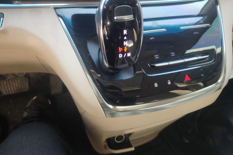 Used Buick GL8 2023 Facelifted Land Cruiser Executive Luxury Version
