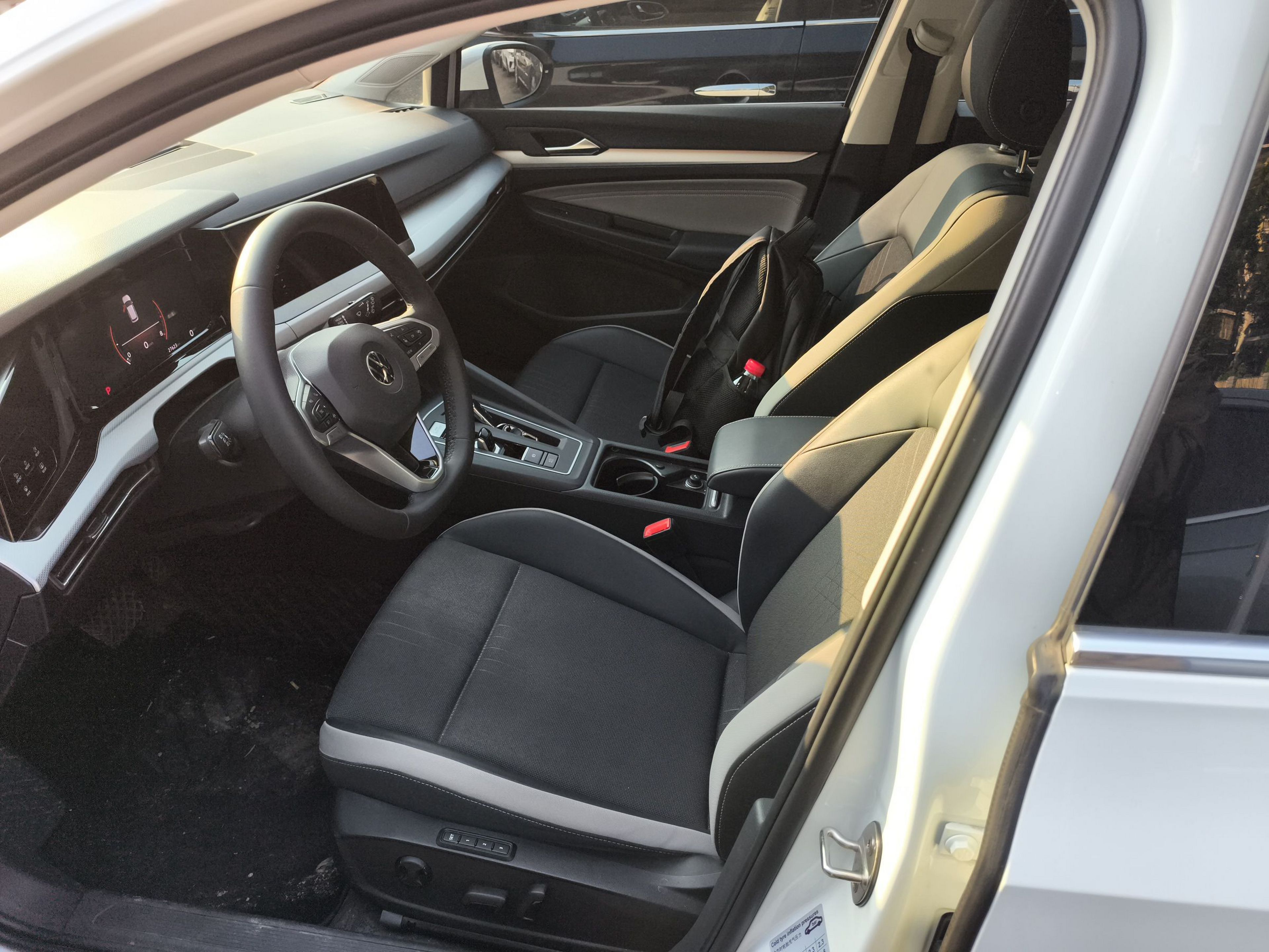 المقاعد الأمامية داخل السيارة