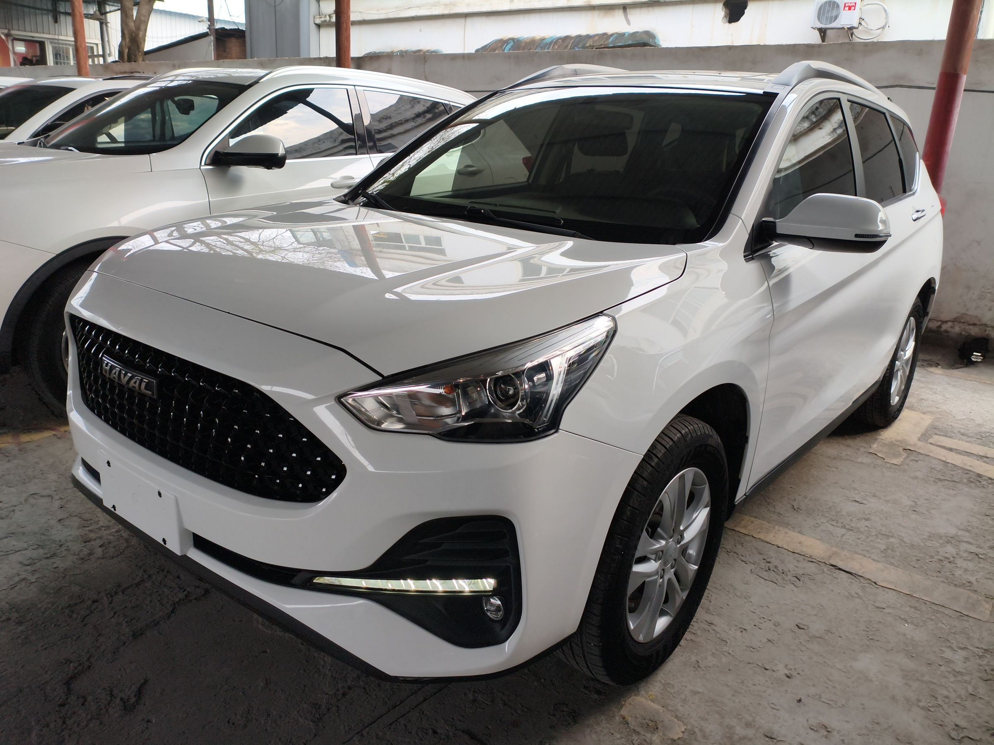 Под передней частью автомобиля