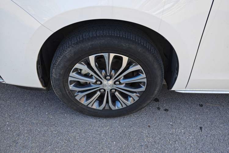 Used Buick GL8 2023 Facelifted Land Cruiser Executive Luxury Version
