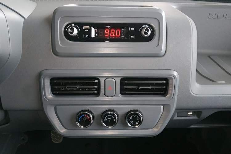 Used Wuling Yangguang 2024 300KM Comfort Version Passenger Van 75kW