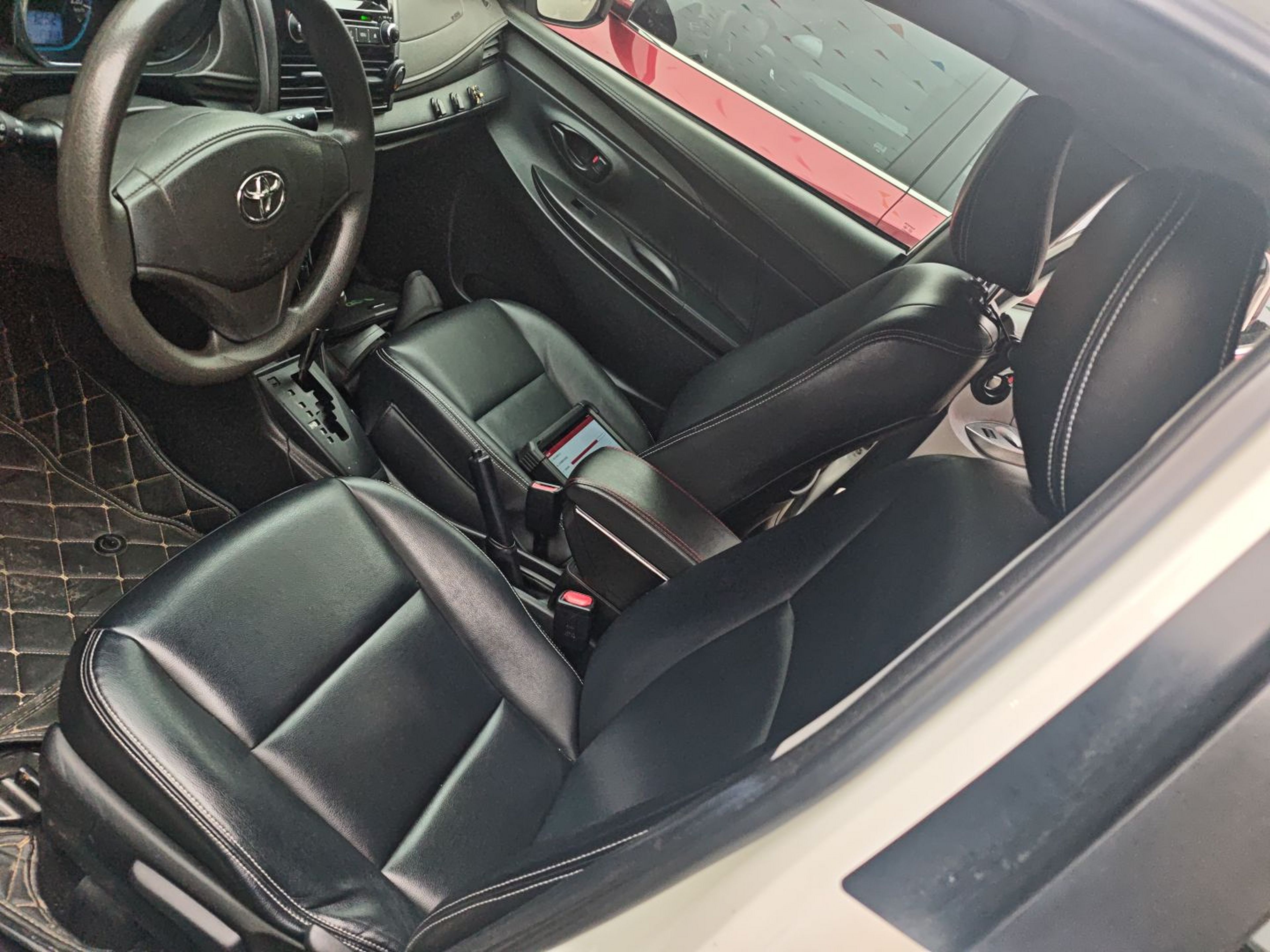 المقاعد الأمامية داخل السيارة