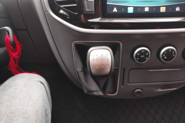 Used SAIC MAXUS Xintu V80 2021 2.0T Manual Classic Aoyuntong Short Wheelbase Mid-Height 7/8/9-Seater
