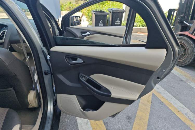 Used Ford Focus 2012 Sedan 1.6L Automatic Fashion Edition
