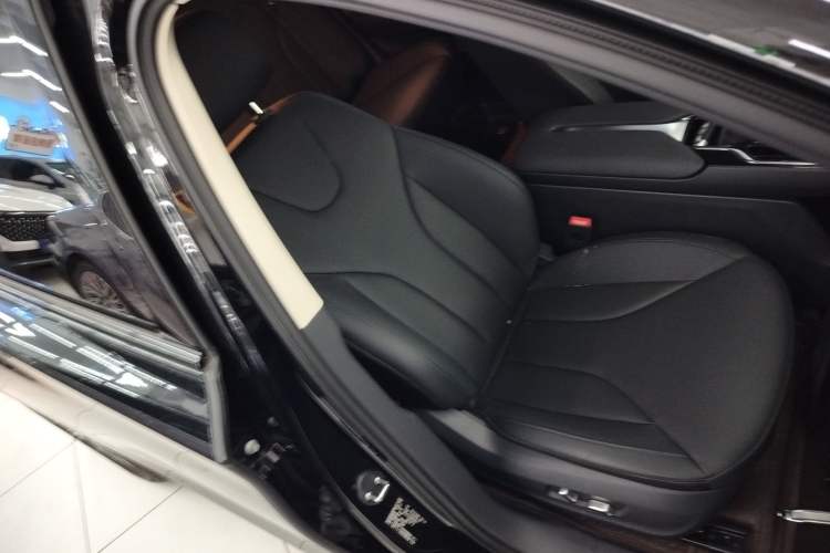 Used Hongqi E-QM5 2024 610 km PLUS
