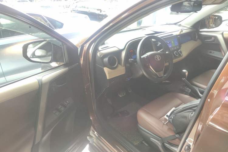 Used Toyota RAV4 2015 2.0L CVT Two-Wheel Drive Urban Edition
