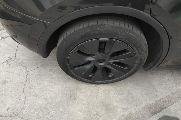 Used Tesla Model Y 2024 Long-Range All-Wheel-Drive Version
