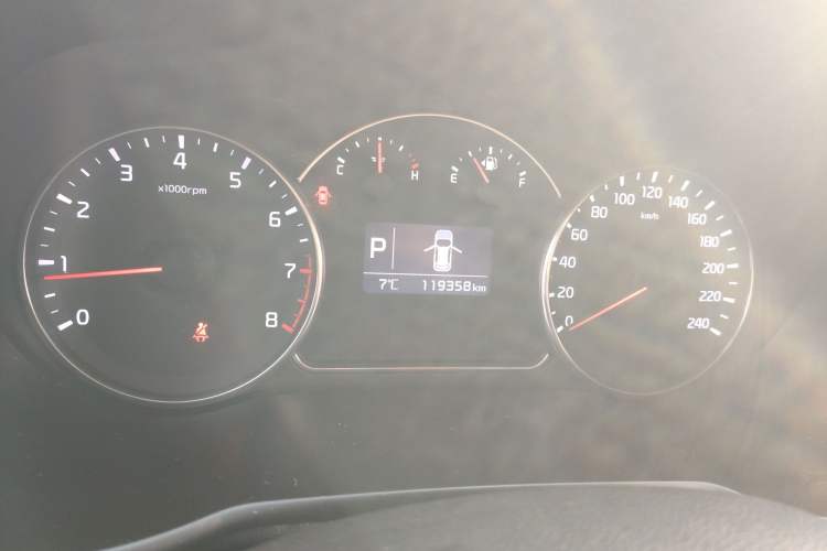 Used Kia Carens 2013 2.0L 5-Seater Automatic Standard Version China IV Standard