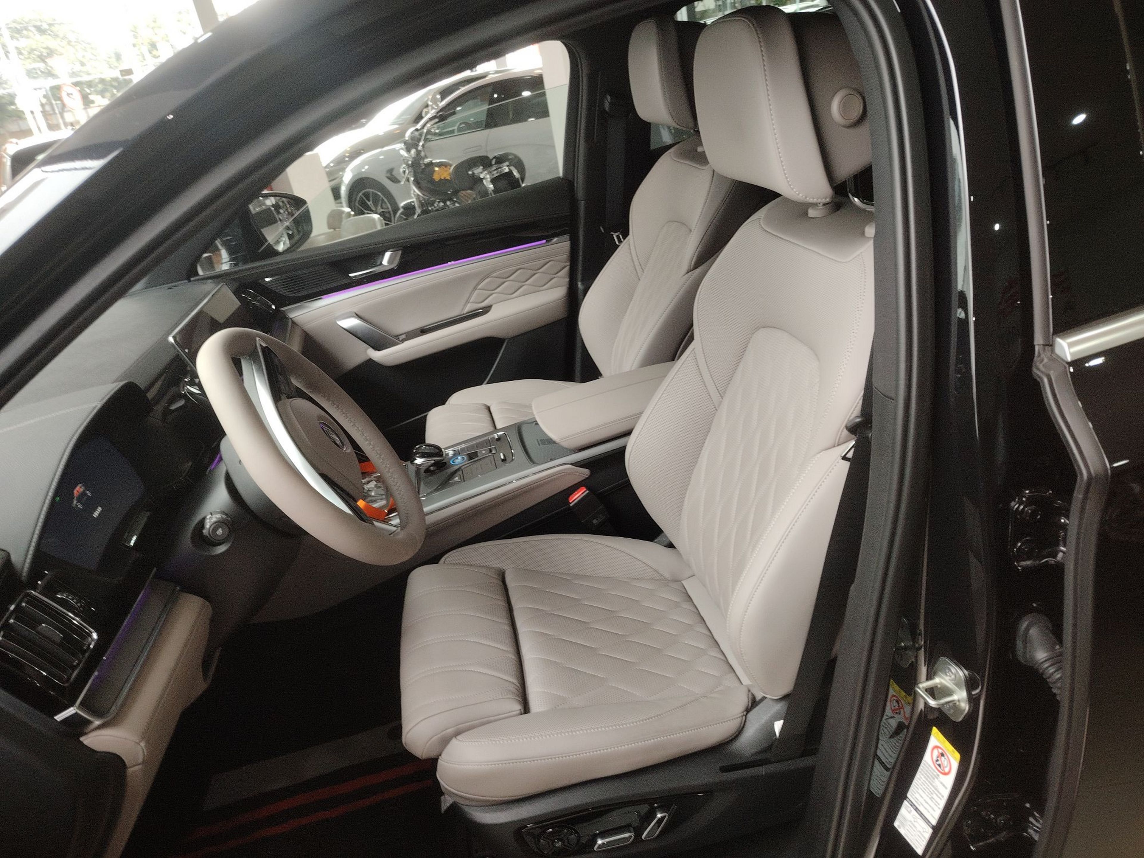 المقاعد الأمامية داخل السيارة