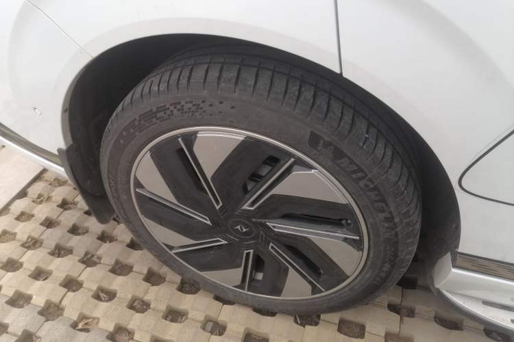 Used  eπ008 2025 210Max Range-Extended Version 5 Seats