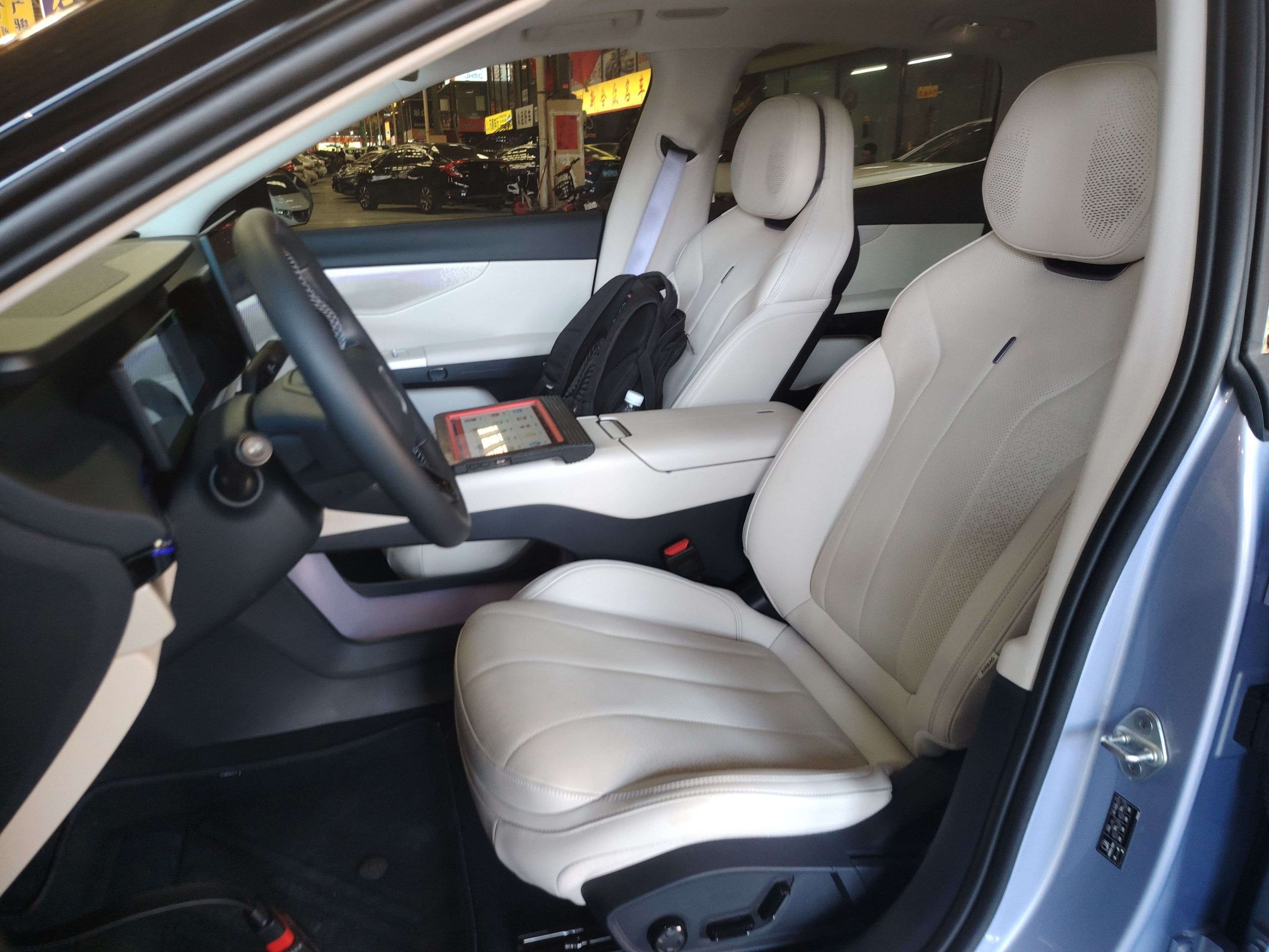 المقاعد الأمامية داخل السيارة