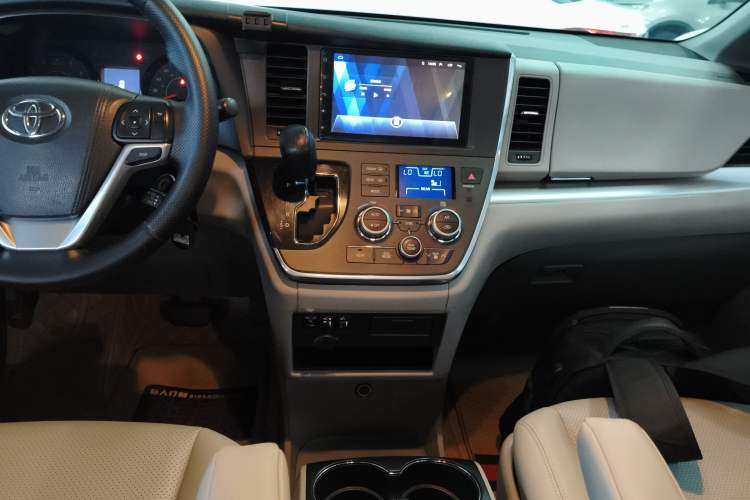 Used Toyota Sienna 2015 3.5L Two-Wheel Drive L Version—U.S. Specification