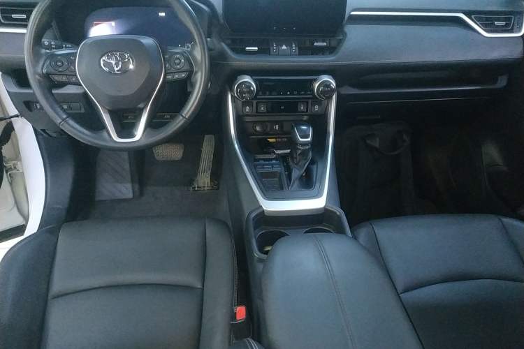 Used Toyota RAV4 2023 2.0L CVT Two-Wheel Drive 20th Anniversary Platinum Edition
