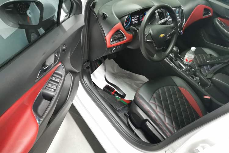 Used Chevrolet Cruze 2017 1.5L Hatchback Automatic Pioneer Sunroof Edition
