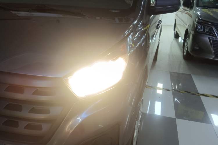 Used Jinbei Gold Hiace M Classic 2022 1.5L Engineering Lion Passenger Vehicle 5 Seats
