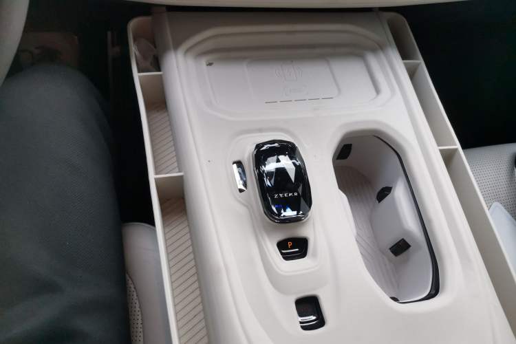 Used Zeekr 009 2024 7-Seater Aisle Version 108 kWh
