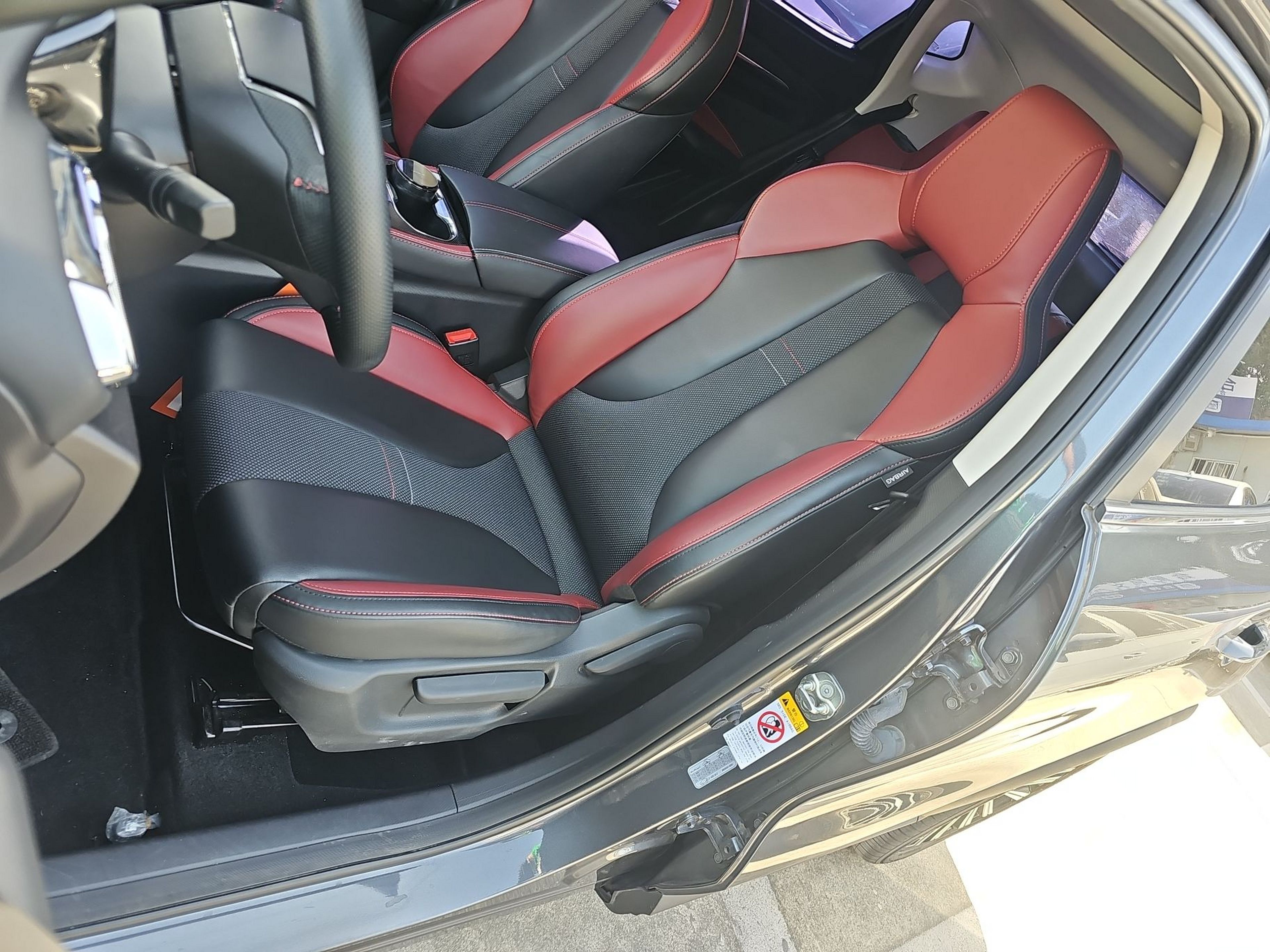 المقاعد الأمامية داخل السيارة