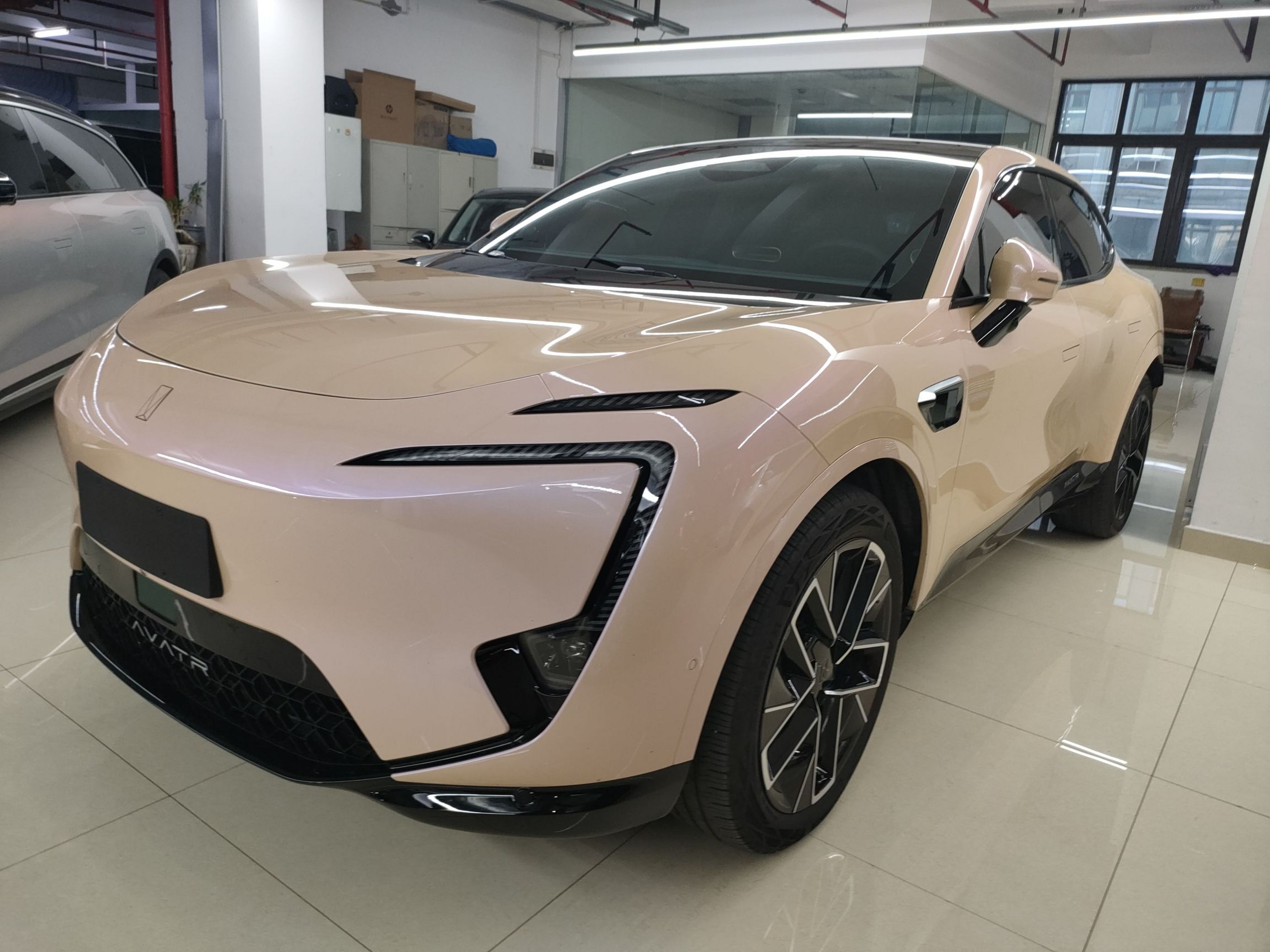 تحت مقدمة السيارة