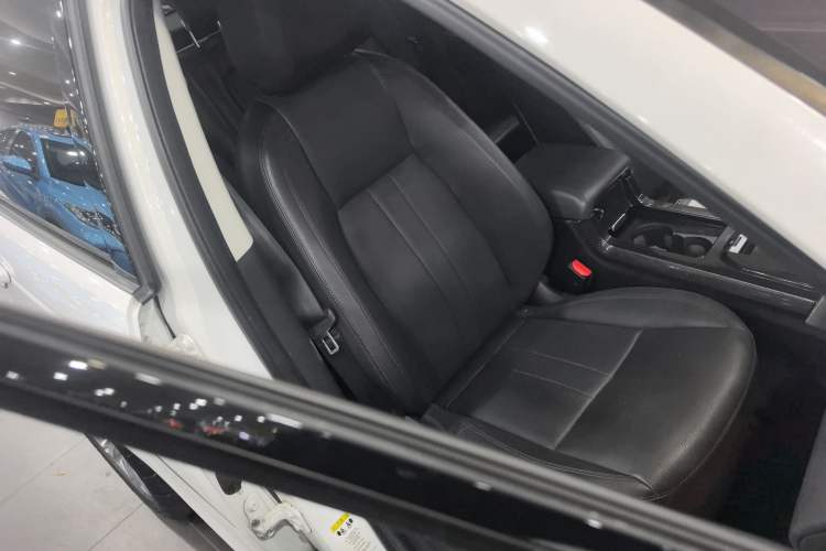 Used Land Rover Discovery Sport 2019 240 PS SE Version China VI Standard
