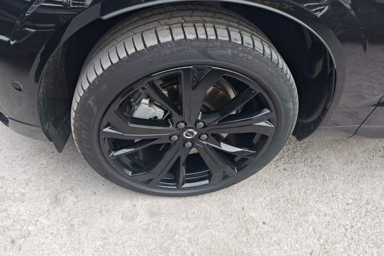 Used Volvo XC60 New Energy 2025 Plug-in Hybrid Long-Range All-Wheel Drive Zhiyuan Extreme Night Black Edition
