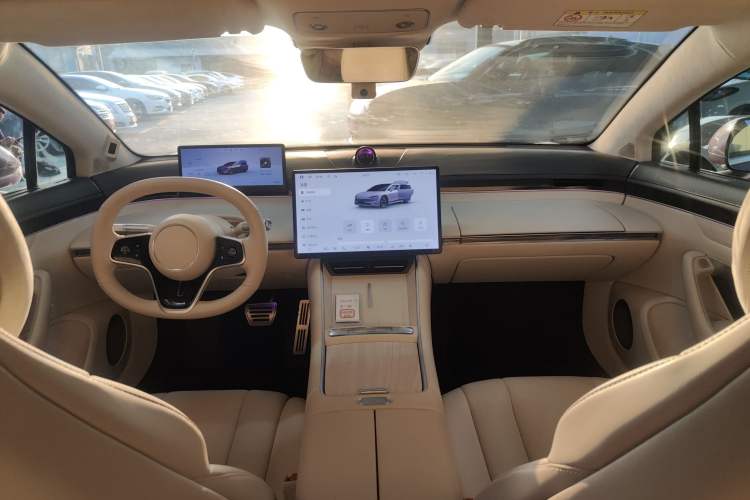 Used Hima Luxeed S7 2025 855 km Max
