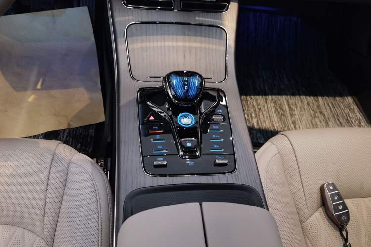 Used BYD Han 2024 EV Glory Edition 715KM Front-Wheel-Drive Flagship Model
