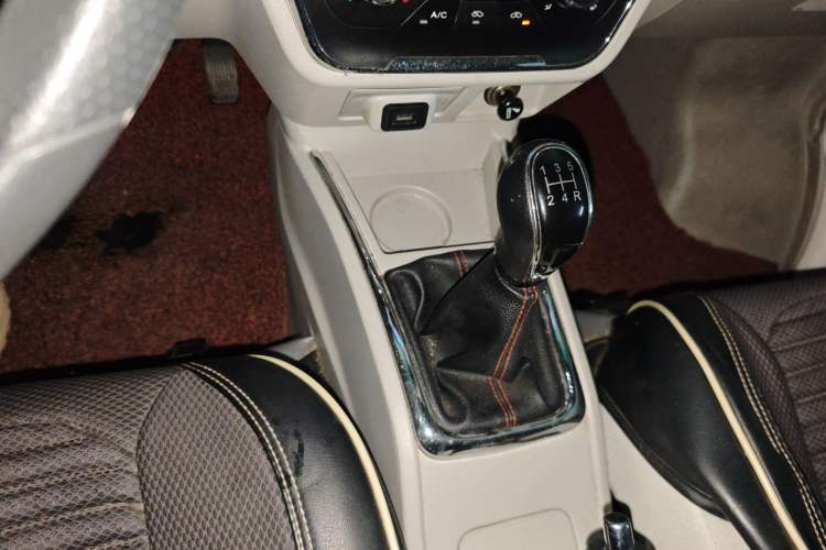 Used Jinbei New Hiace X30L 2021 1.5L Wealth Van Non-Air-Conditioned Version China VI Standard SWC15M
