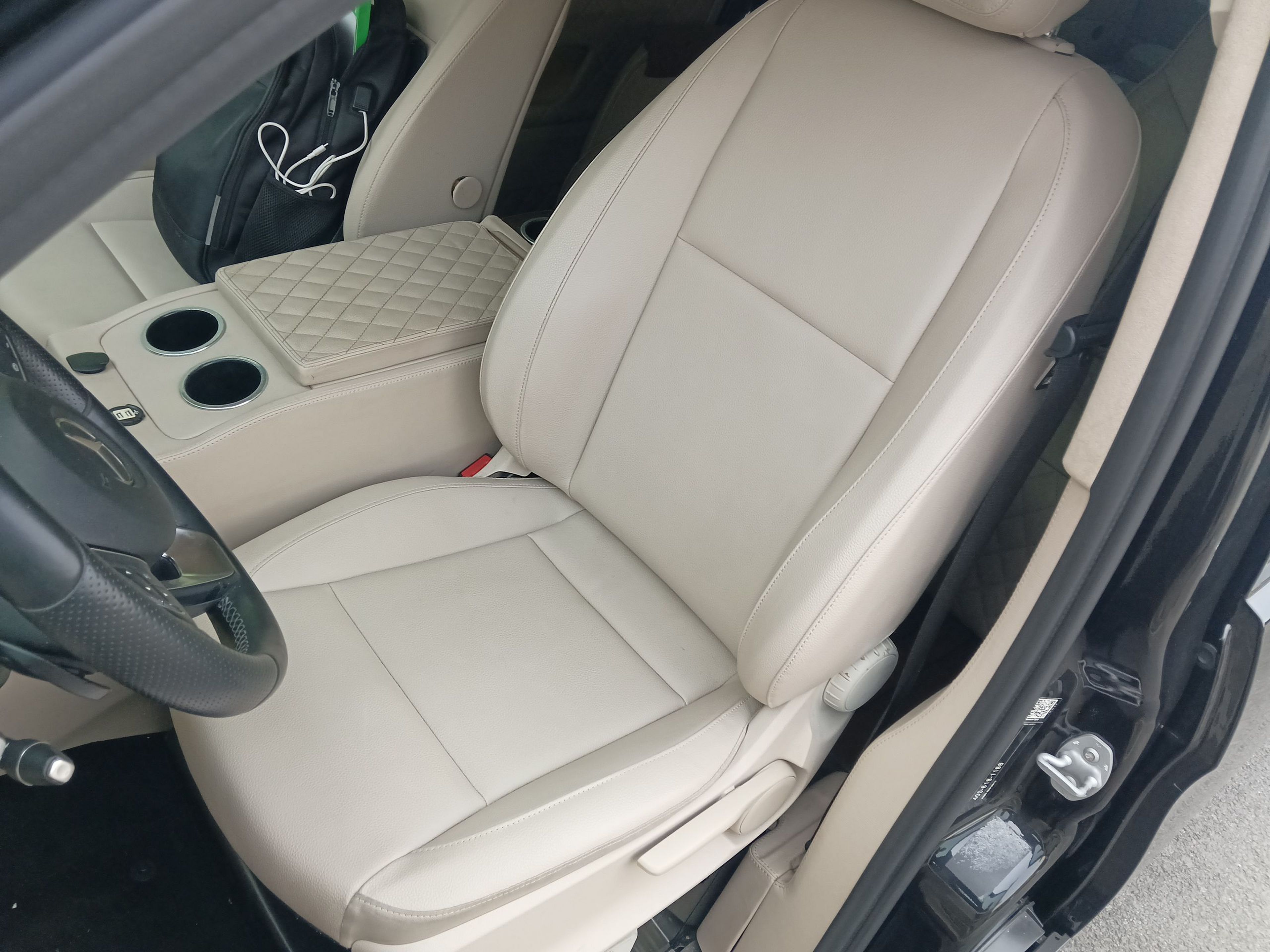 المقاعد الأمامية داخل السيارة