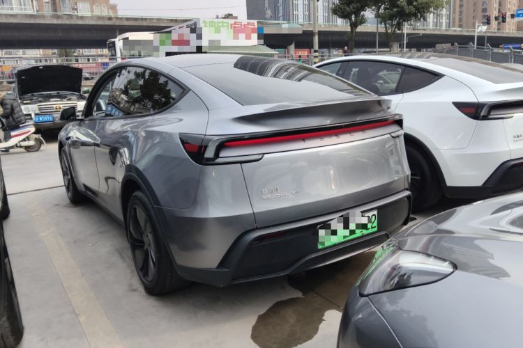 Used Tesla Model Y 2025 Long-Range All-Wheel-Drive Version