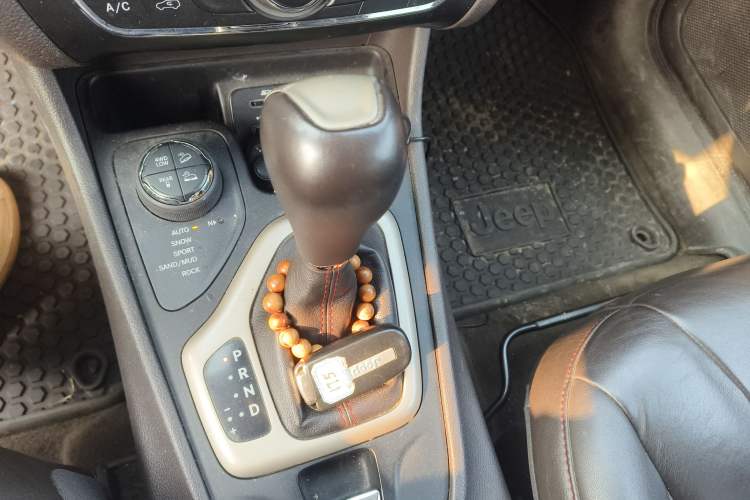 Used  Cherokee 2014 3.2L High-Performance Version
