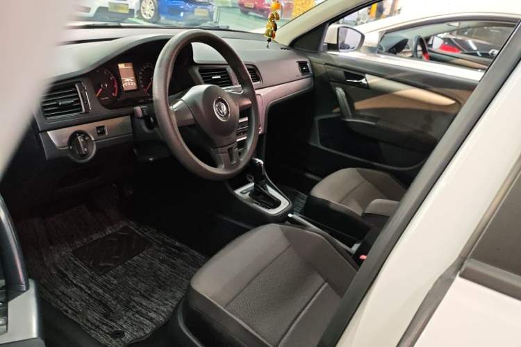 Used Volkswagen Gran Lavida 2013 1.6L Automatic Fashion Model
