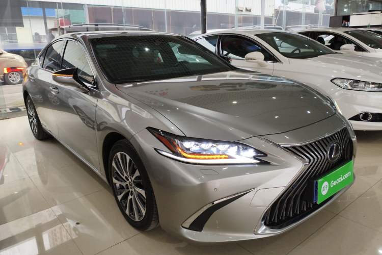 Used Lexus ES 2020 300h Deluxe Edition
