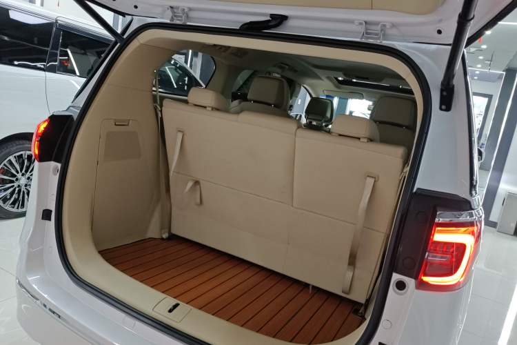 Used Buick GL8 2022 ES Landtrek 653T Luxury Edition