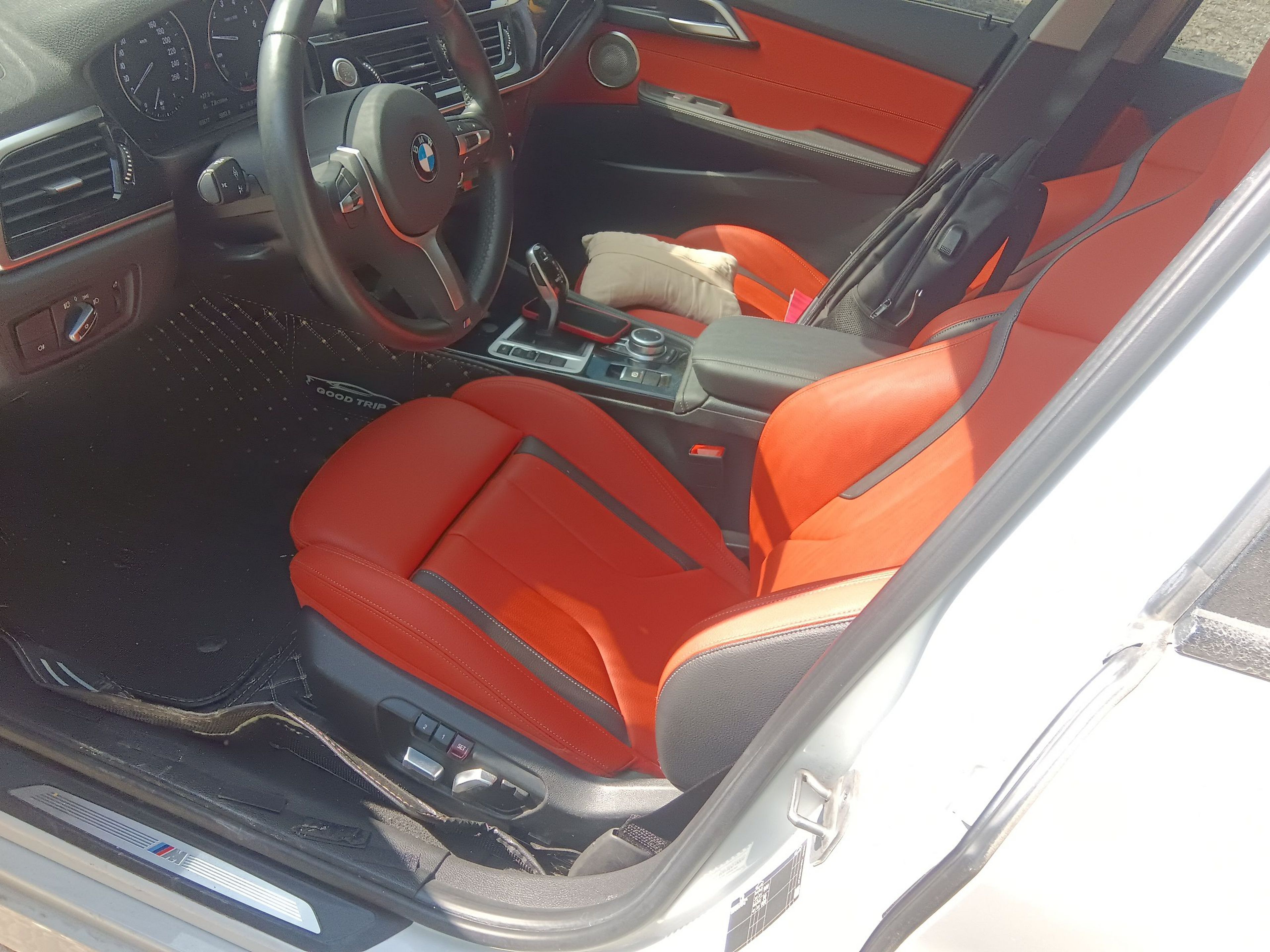 Переднее сиденье в автомобиле