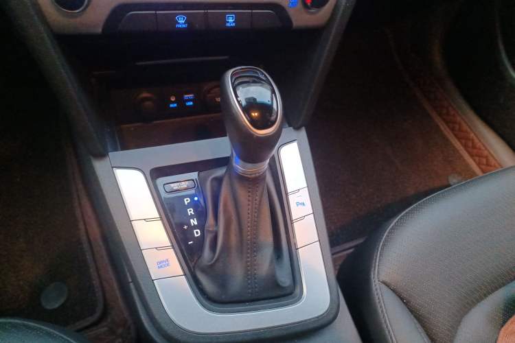 Used Hyundai Elantra 2016 1.6L Automatic ZhiXuan · Luxury Version
