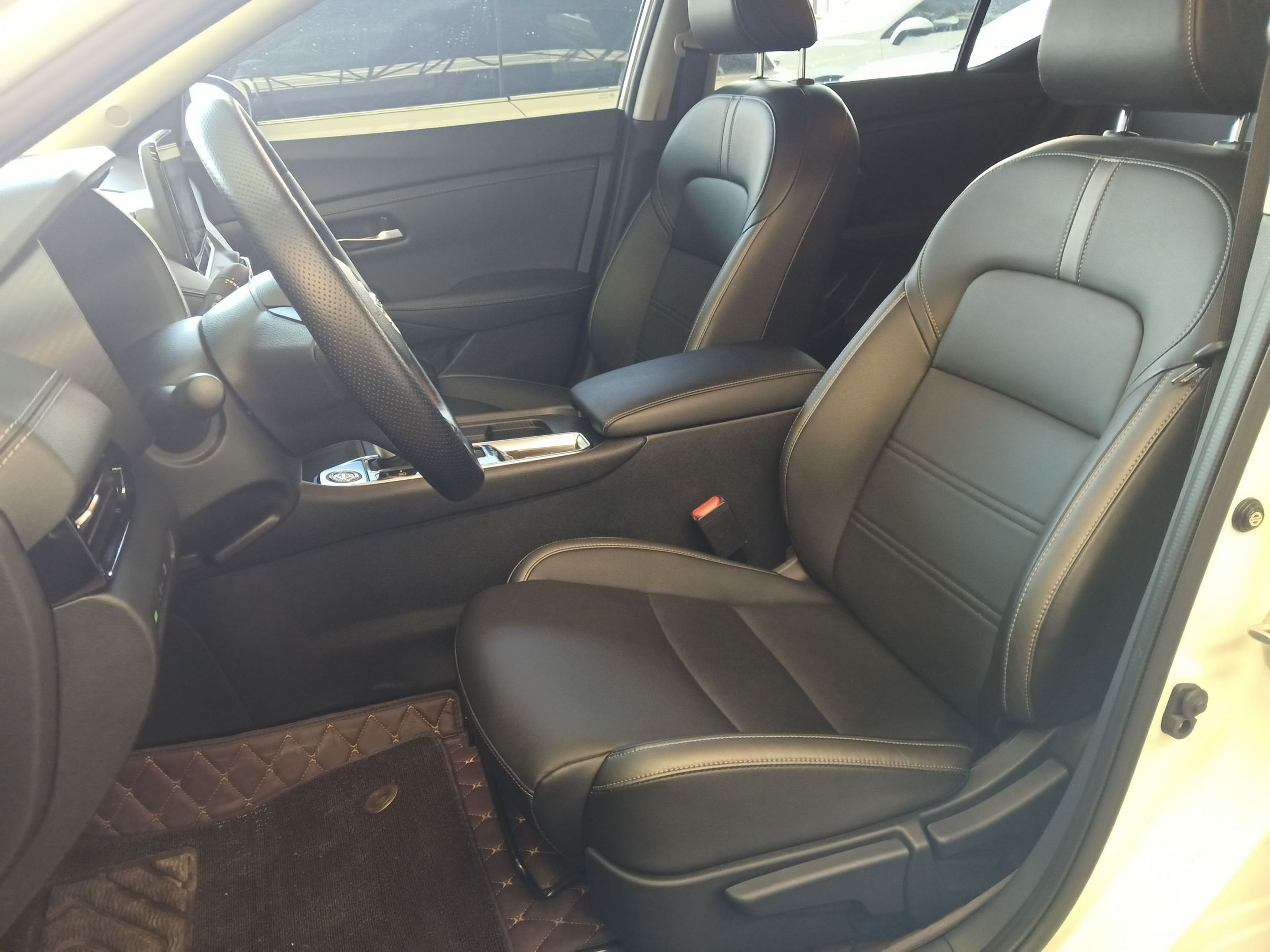 المقاعد الأمامية داخل السيارة