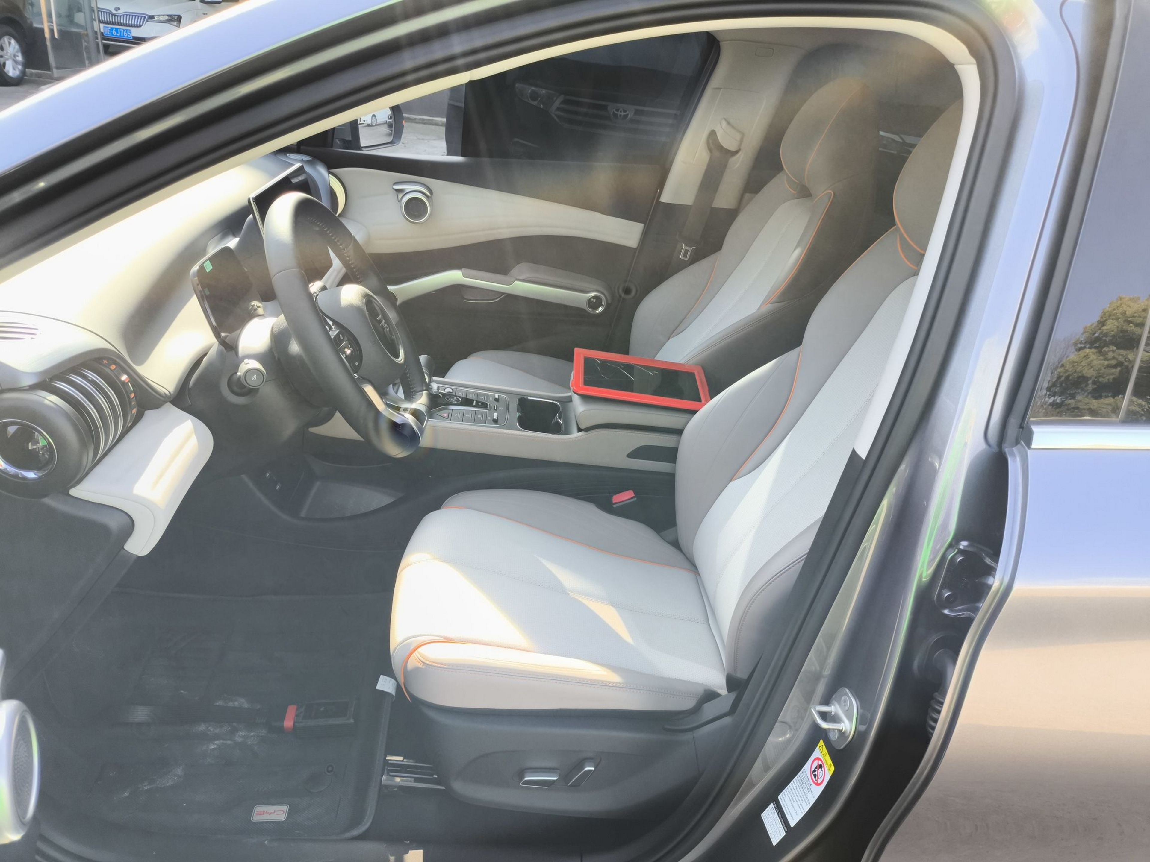 المقاعد الأمامية داخل السيارة