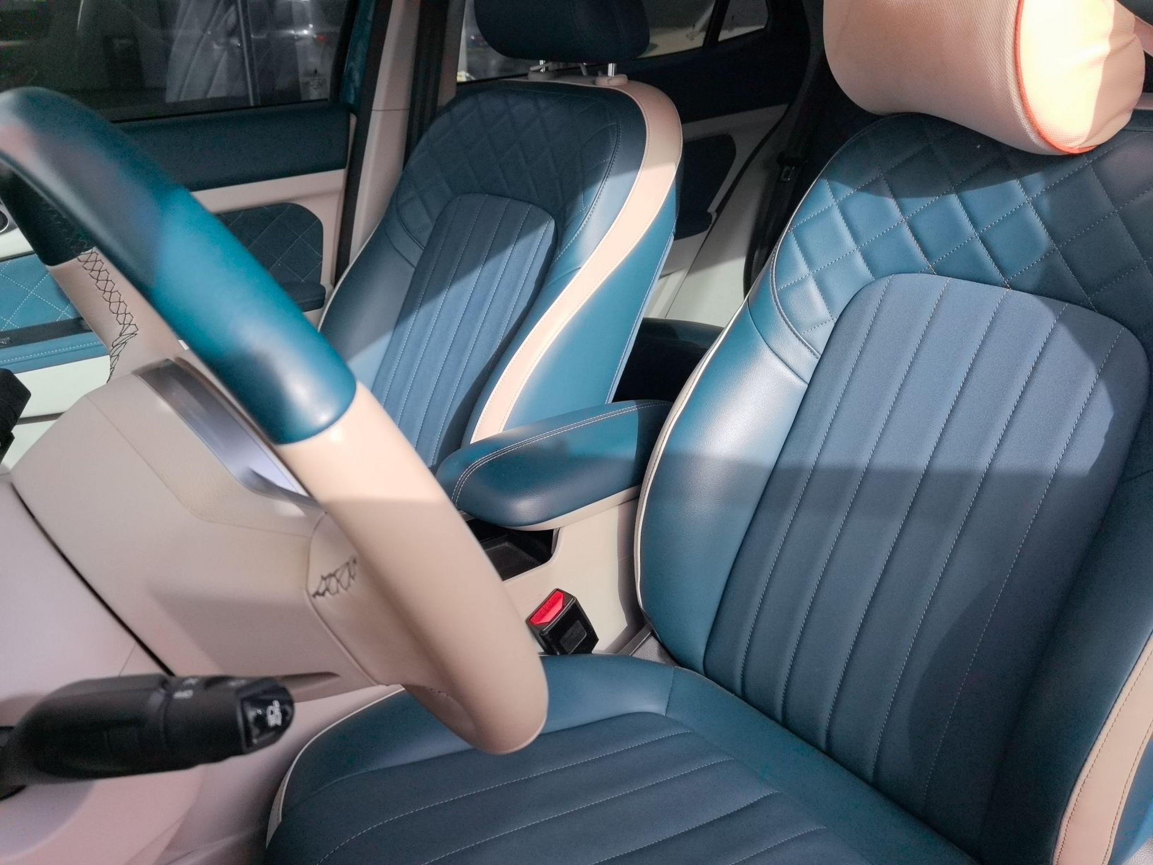 المقاعد الأمامية داخل السيارة